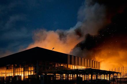 У Херсоні внаслідок обстрілу знищено торговий центр «Епіцентр»