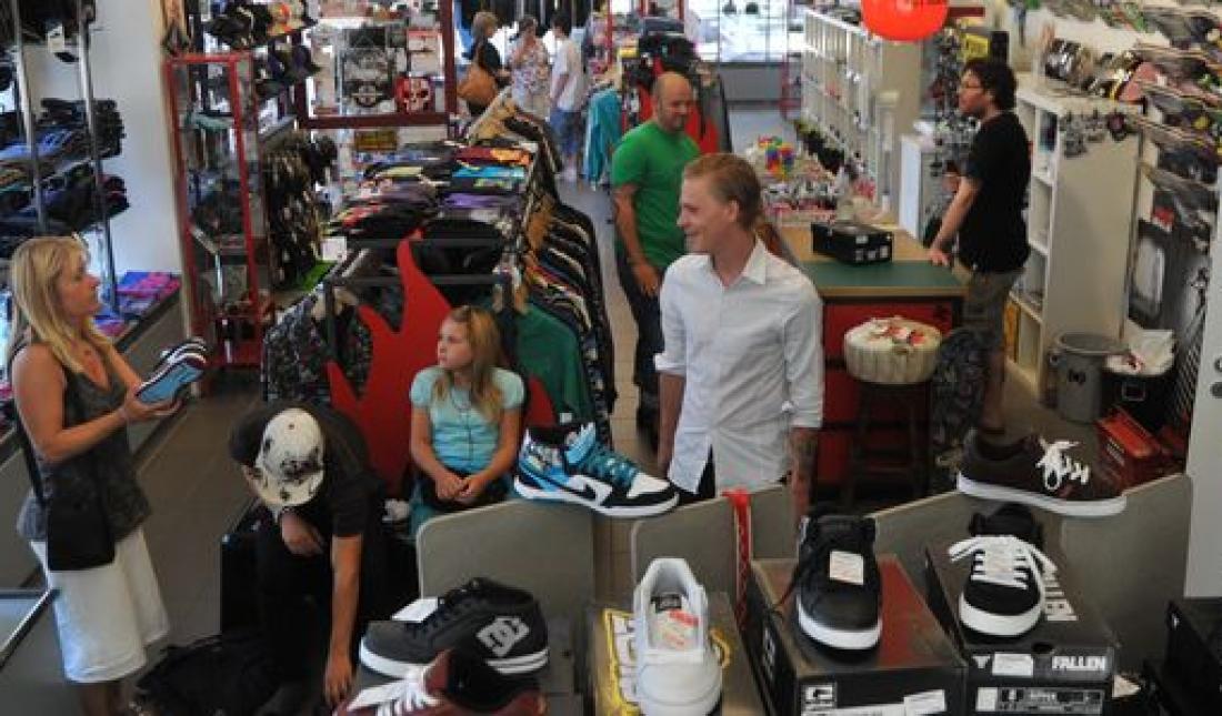 Молодые люди в магазине