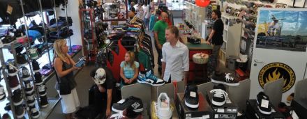 Молодые люди в магазине