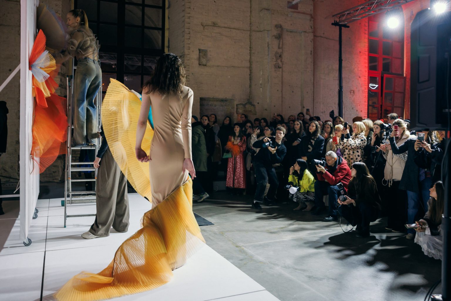 Артперфоманс ROOT OF LIGHT